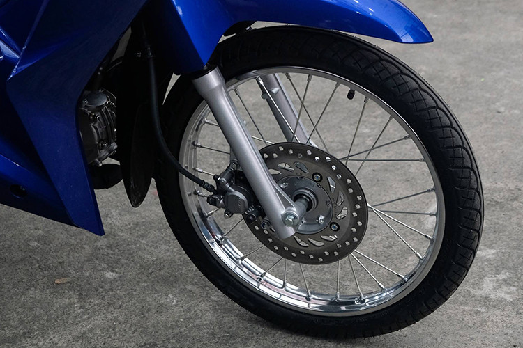 Cụ thể trên mẫu xe máy số Honda Future 125 FI ở phần ốp chrome phía trước yếm cũng như có thêm hộc chứa đồ phụ phía trước. Ngoài ra, phần ốp chống nóng pô xe được tinh chỉnh nhẹ lại thiết kế.