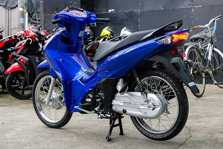 Khối động cơ trên Honda Wave 125i có dung tích 123.9 cc, kém hơn 1cc so với Future 125 FI bán ở Việt Nam. Cùng với đó là công nghệ Piston Oil Jet Cooling giúp tản nhiệt tốt hơn và hệ thống tăng xích tự động bằng thuỷ lực mới giúp đảm bảo sức mạnh của xe và giảm tiếng ồn.