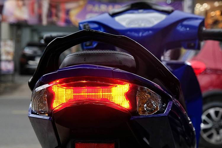 Tại thị trường Thái Lan, Honda Wave 125i được trang bị đèn hậu LED tương tự đèn chiếu sáng chính. Xe sở hữu kích thước tổng thể dài x rộng x cao lần lượt là 1.895 x 717 x 1.110 mm, trục cơ sở 1.221 mm và khoảng sáng gầm 131 mm.