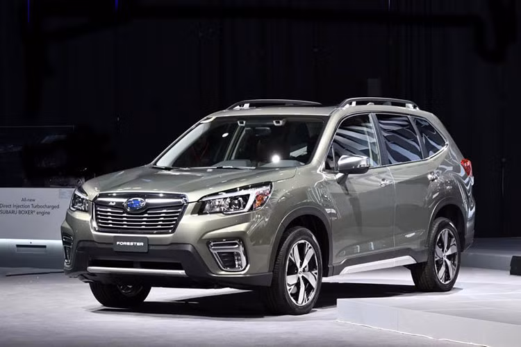 Đặc biệt, Subaru Forester 2019 bản Touring còn có hệ thống an toàn DriverFocus với tác dụng cảnh báo tình trạng buồn ngủ, xao nhãng của người lái hoặc tự động điều chỉnh những cài đặt như vị trí ghế, điều hòa hay màn hình đa chức năng theo thói quen của từng người lái vfa phần mềm nhân diện khuôn mặt...