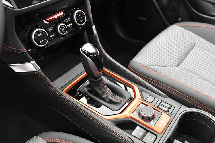 Các tính năng đáng chú ý khác bao gồm Starlink Connected Services cho phép khởi động máy từ xa, dò tìm xe bị ăn trộm và nâng cấp qua Wifi, kiểm soát hiệu suất động cơ SI-Drive, phanh đỗ xe điện tử, hỗ trợ cân bằng khi kéo toa moóc, phanh ngăn va chạm tự động, kiểm soát hành trình thích ứng, cảnh báo chệch làn đường, hỗ trợ giữ làn đường...