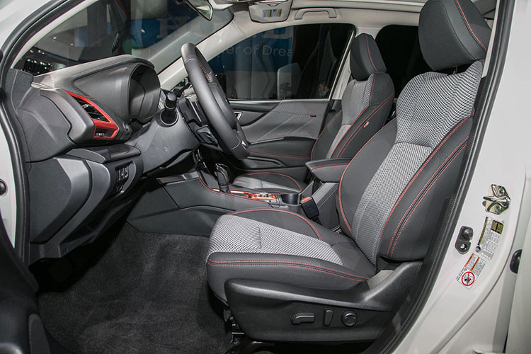 Toàn bộ dòng xe Subaru Forester 2019 đều được trang bị điều hòa tự động tiêu chuẩn và ghế sưởi phía trước. Chỉ có bản Limited và Touring là có điều hòa tự động 2 vùng. Bên cạnh đó, bản Touring còn được bổ sung ghế sưởi phía sau mới. Mở cửa và khởi động máy không cần chìa khóa là trang bị tiêu chuẩn của bản Sport, Limited cũng như Touring.