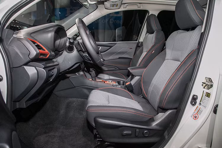 Toàn bộ dòng xe Subaru Forester 2019 đều được trang bị điều hòa tự động tiêu chuẩn và ghế sưởi phía trước. Chỉ có bản Limited và Touring là có điều hòa tự động 2 vùng. Bên cạnh đó, bản Touring còn được bổ sung ghế sưởi phía sau mới. Mở cửa và khởi động máy không cần chìa khóa là trang bị tiêu chuẩn của bản Sport, Limited cũng như Touring.