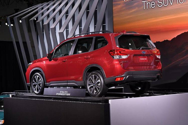 Forester 2019 sở hữu chiều dài cơ sở 2.669 mm, tăng 35,5 mm so với phiên bản cũ. Nhờ đó, nội thất của xe trở nên rộng rãi hơn với khoảng duỗi chân cho hành khách trên ghế sau đạt mức 1.000 mm. Chưa hết, nó còn sở hữu khoảng sáng gầm 221 mm nhằm tăng khả năng chạy off-road.