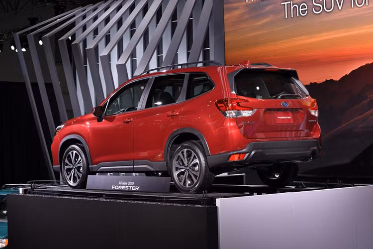 Forester 2019 sở hữu chiều dài cơ sở 2.669 mm, tăng 35,5 mm so với phiên bản cũ. Nhờ đó, nội thất của xe trở nên rộng rãi hơn với khoảng duỗi chân cho hành khách trên ghế sau đạt mức 1.000 mm. Chưa hết, nó còn sở hữu khoảng sáng gầm 221 mm nhằm tăng khả năng chạy off-road.