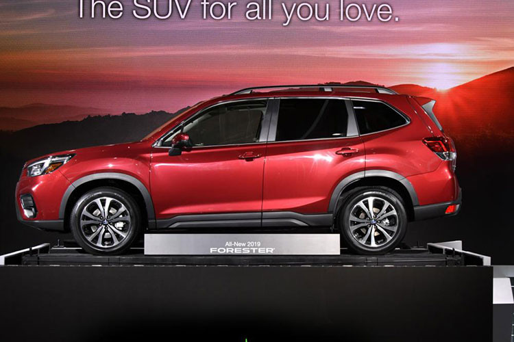 Trên mẫu crossover cỡ C này, hãng xe Nhật Bản đã trang bị hốc bánh nổi bật nhằm nhấn mạnh sự hiện diện của hệ dẫn động 4 bánh toàn thời gian Symmetrical tiêu chuẩn. Trong khi đó, tấm chắn gầm trên đầu, đuôi và bên sườn xe cũng được trang bị cho mọi bản của Subaru Forester 2019.