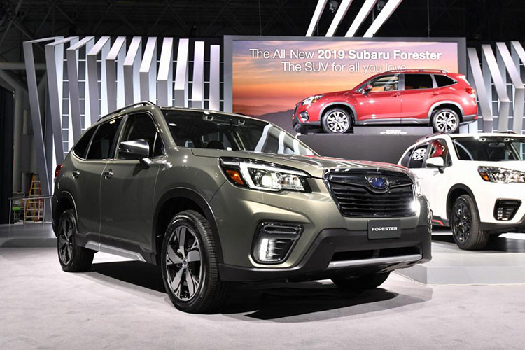 Dù thuộc thế hệ mới nhưng Subaru Forester phiên bản 2019 không thay đổi nhiều thiết kế so với phiên bản cũ. Mục tiêu của hãng xe Nhật Bản là để Forester 2019 dễ dàng hòa lẫn vào đại gia đình Subaru của mình.