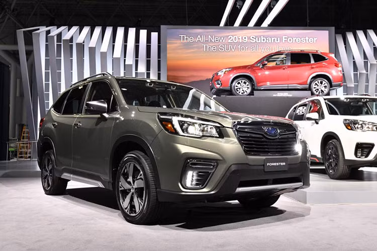 Dù thuộc thế hệ mới nhưng Subaru Forester phiên bản 2019 không thay đổi nhiều thiết kế so với phiên bản cũ. Mục tiêu của hãng xe Nhật Bản là để Forester 2019 dễ dàng hòa lẫn vào đại gia đình Subaru của mình.