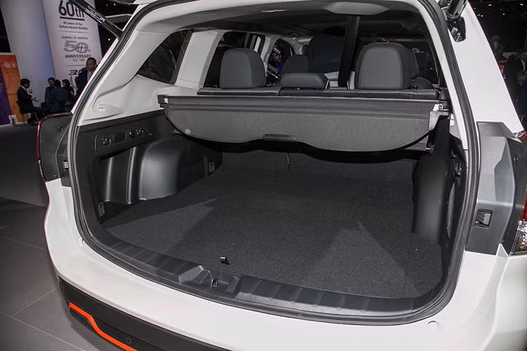 Hệ thống thông tin giải trí của xe đi kèm màn hình 6,5 inch mới, tương thích Apple CarPlay, Android Auto, radio vệ tinh SiriusXM và những ứng dụng khác như Pandora. Ở bản cao cấp hơn, Subaru Forester 2019 có màn hình cảm ứng 8 inch và hệ thống định vị TomTom.