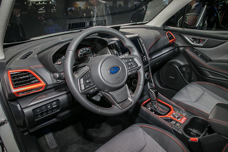 Bên trong nội thất không chỉ tăng chiều cao và chiều rộng mà còn yên tĩnh hơn. Thêm vào đó là ghế tốt hơn, cụm điều khiển trung tâm thực dụng và cửa ở hàng ghế sau mở rộng hơn. Ở bản Sport, nội thất của Subaru Forester 2019 được bọc bằng chất liệu màu xám tối đi kèm chỉ khâu và những chi tiết màu cam tương phản.