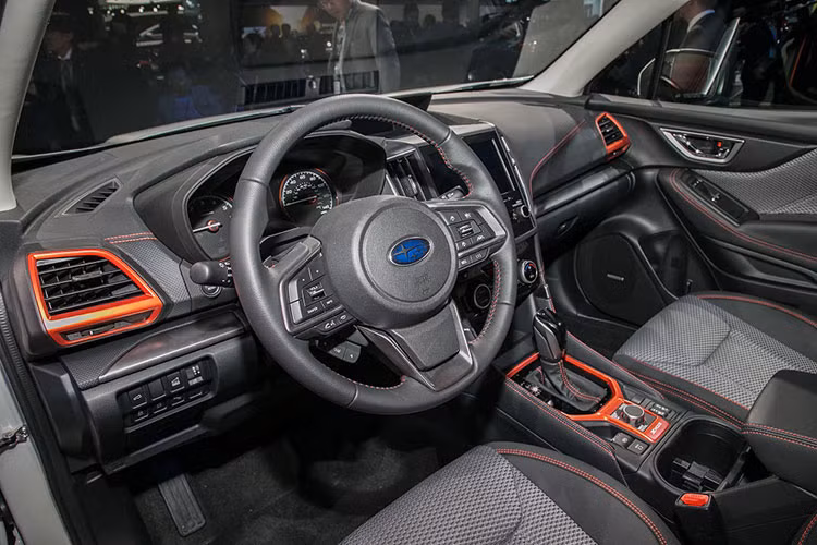 Bên trong nội thất không chỉ tăng chiều cao và chiều rộng mà còn yên tĩnh hơn. Thêm vào đó là ghế tốt hơn, cụm điều khiển trung tâm thực dụng và cửa ở hàng ghế sau mở rộng hơn. Ở bản Sport, nội thất của Subaru Forester 2019 được bọc bằng chất liệu màu xám tối đi kèm chỉ khâu và những chi tiết màu cam tương phản.