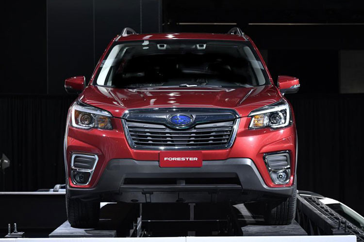 Subaru Forester Sport 2019 có một số đặc điểm nhận dạng như viền lưới tản nhiệt, cụm đèn pha led mới hiện đại, bộ vành 18 inch và cánh gió mui đều được sơn màu đen. Trên tấm ốp gầm ở đầu/đuôi/bên sườn và giá chằng đồ trên nóc đều có điểm nhấn màu cam.