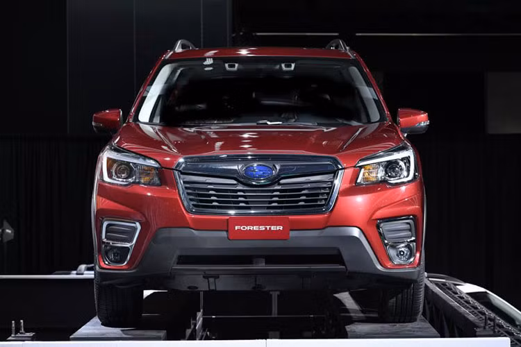Subaru Forester Sport 2019 có một số đặc điểm nhận dạng như viền lưới tản nhiệt, cụm đèn pha led mới hiện đại, bộ vành 18 inch và cánh gió mui đều được sơn màu đen. Trên tấm ốp gầm ở đầu/đuôi/bên sườn và giá chằng đồ trên nóc đều có điểm nhấn màu cam.