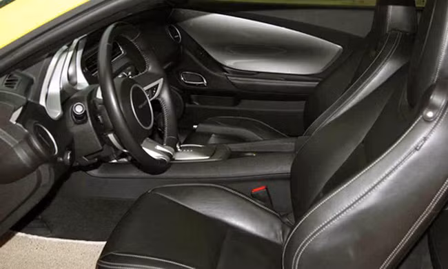 Nội thất của chiếc xe có tông màu chủ đạo là đen, ghế ngồi của xe là loại thể thao và bọc da cao cấp, trong khi giữa bảng điều khiển trung tâm là hệ thống thông tin giải trí với một màn hình lcd cỡ nhỏ.