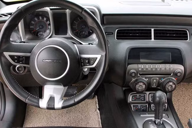 Bên trong nội thất không có gì đặc biệt, cũng như những chiếc Camaro khác bao gồm bảng đồng hồ, vô-lăng thể thao 3 chấu và bảng điều khiển trung tâm kết nối đa phương tiện...