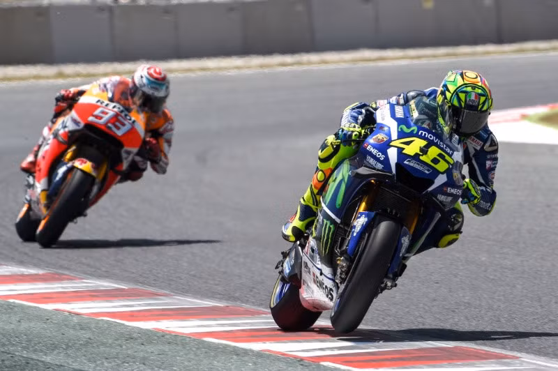 MotoGP Assen (1/7): Đường đua Assen, Hà Lan là địa điểm thu hút nhiều tín đồ tốc độ, đặc biệt là một lượng lớn những người hâm mộ từ Anh sang Hà Lan. Nơi đây còn được mệnh danh là sân nhà thứ 2 của Valentino Rossi khi anh từng giành nhiều thành công tại đây. Đường đua Assen có tổng chiều dài 4,545 km, bao gồm 12 cua phải và 6 cua trái.