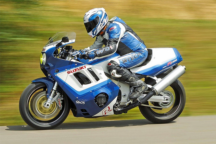 Ra mắt vào năm 1999, siêu môtô Suzuki Hayabusa với biệt danh "chim ưng" vẫn luôn là huyền thoại tốc độ trong giới superbike. Mới đây, một tay độ xe tại Thụy Sỹ vừa hoàn thành việc độ chiếc Hayabusa ngược lại thành mẫu xe tiền nhiệm Suzuki GSX-R1100.