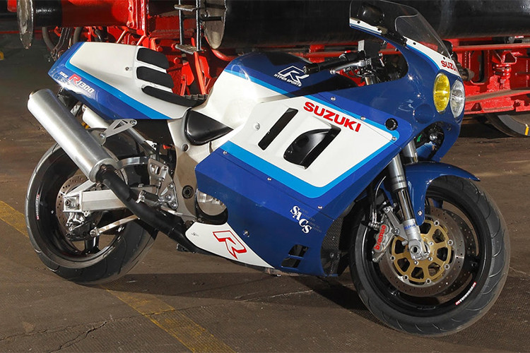 Nhìn lướt qua, chiếc Hayabusa đời 2000 chẳng khác gì một chiếc GSX-R1100 được phục chế lại. Bằng cách kết hợp hai dòng xe nổi tiếng của Suzuki, tay độ Frank Dirla đã tạo ra một bản độ vừa có hiệu năng của một chiếc superbike hiện đại, vừa có kiểu dáng hoài cổ đầy tính biểu tượng. 