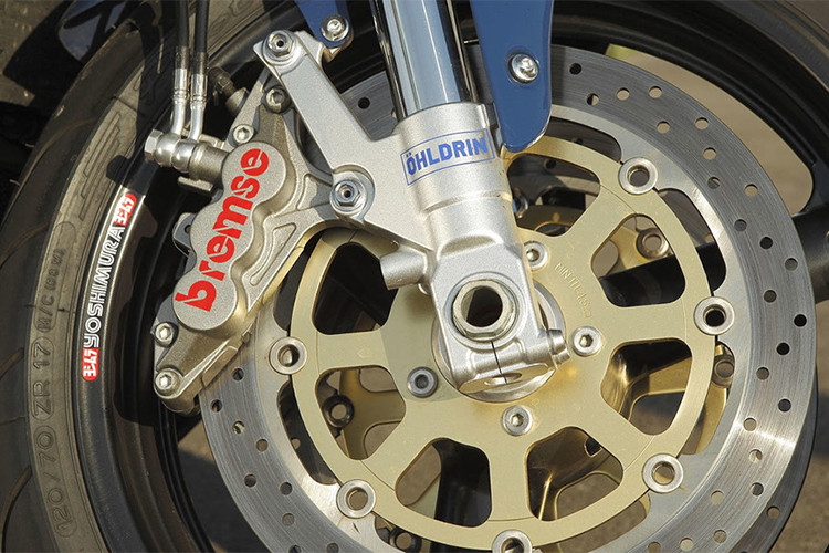 Toàn bộ hệ thống giảm xóc, phanh và mâm nguyên bản của Hayabusa đều được giữ nguyên. Tuy nhiên, Frank đã thiết kế những chiếc tem dán ''nhái'' theo các thương hiệu nổi tiếng Brembo và Ohlins bằng các từ tiếng Đức Bremse và Ohldrin.