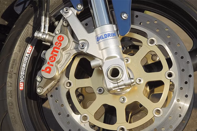 Toàn bộ hệ thống giảm xóc, phanh và mâm nguyên bản của Hayabusa đều được giữ nguyên. Tuy nhiên, Frank đã thiết kế những chiếc tem dán ''nhái'' theo các thương hiệu nổi tiếng Brembo và Ohlins bằng các từ tiếng Đức Bremse và Ohldrin.