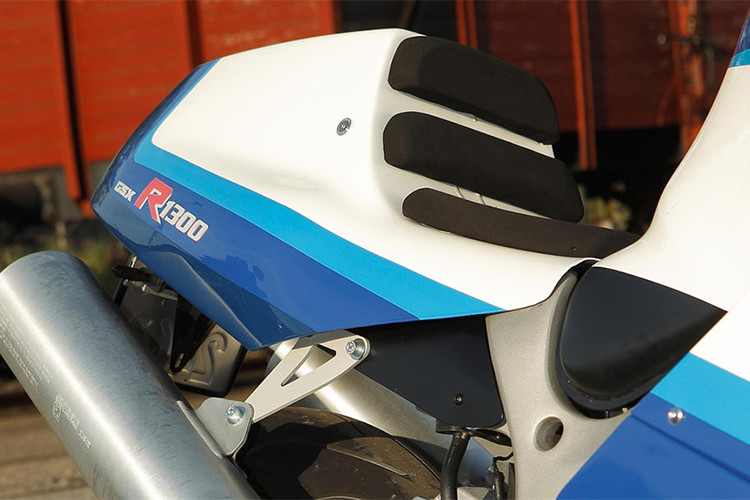 Sau đó, Frank nảy ra ý định độ lại phần vỏ của chiếc xe. Anh giữ lại khung chính của Hayabusa và chỉnh lại khung phụ phía sau để lắp phần đuôi của chiếc GSX-R1100. Tương tự, bộ quây gió phía trước của GSX-R1100 cũng đã được Frank chế lại để lắp vừa vào khung Hayabusa.