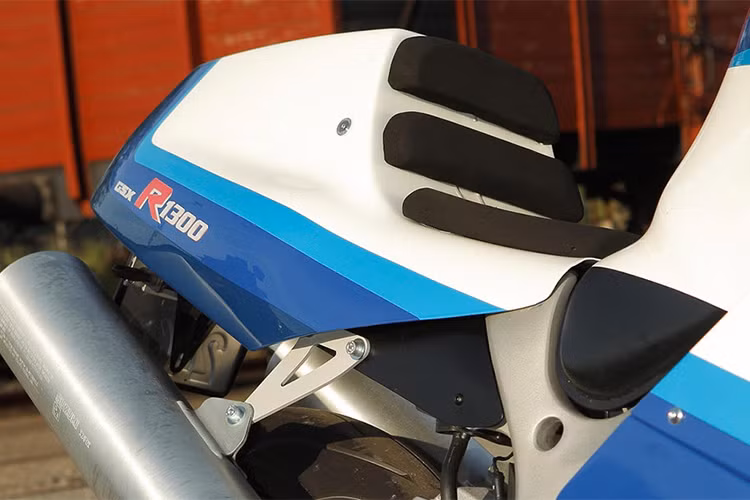 Sau đó, Frank nảy ra ý định độ lại phần vỏ của chiếc xe. Anh giữ lại khung chính của Hayabusa và chỉnh lại khung phụ phía sau để lắp phần đuôi của chiếc GSX-R1100. Tương tự, bộ quây gió phía trước của GSX-R1100 cũng đã được Frank chế lại để lắp vừa vào khung Hayabusa.