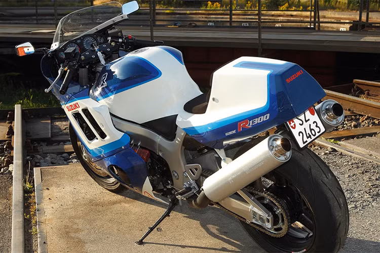 Bắt đầu từ một chiếc Suzuki Hayabusa đời cũ nằm trong xưởng của Frank. Toàn bộ xích cam và dàn xu-páp của khối động cơ 4 xy-lanh thẳng hàng bị phá hủy hoàn toàn. Frank đã phục chế lại hoàn toàn khối động cơ này về trạng thái nguyên bản với công suất 175 mã lực và mô-men xoắn 138 Nm.