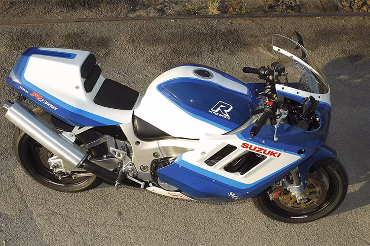 Để có đủ bộ vỏ nguyên bản của Suzuki GSX-R1100 cổ điển, Frank đã phải mua 3 bộ vỏ GSX-R1100 từ eBay. Ngoài ra, bình xăng nguyên bản của Hayabusa được gò lại để phù hợp với dàn vỏ mới.