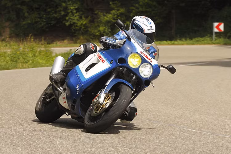 Ra mắt lần đầu vào năm 1986, Suzuki GSX-R1100 sở hữu kiểu dáng của một chiếc xe đua và cũng là mẫu xe khởi đầu của dòng GSX-R nổi tiếng của Suzuki cho tới tận ngày nay. 