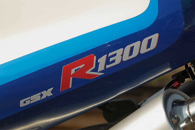 Cuối cùng là công đoạn thiết kế bộ tem dán đuôi GSX-R1300 với font chữ y hệt Suzuki GSX-R1100 trước đây. Đây cũng là điểm duy nhất bạn có thể phân biệt chiếc GSX-R1100 ''hàng nhái'' này với xe nguyên bản.