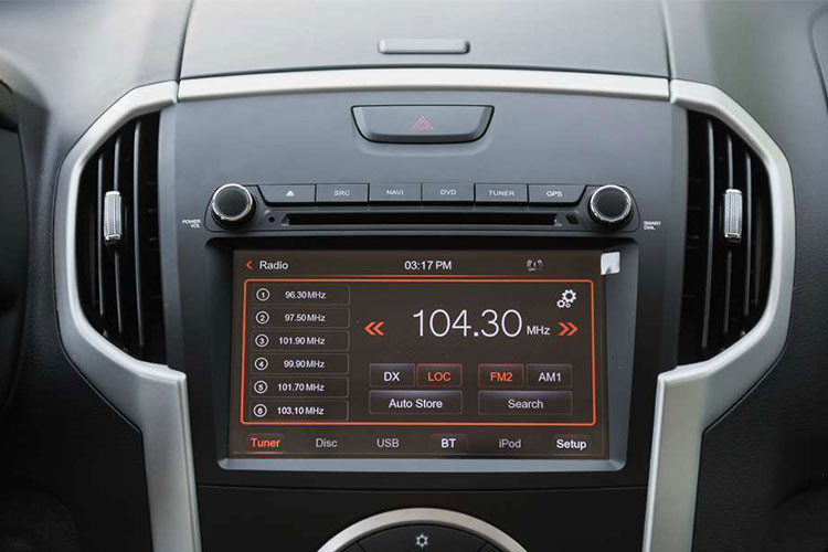 Tiếp theo, tất cả các phiên bản của Isuzu mu-X 2018 đều có hệ thống giải trí DVD và hệ thống âm thanh 6 loa, tuy nhiên các bản Prestige được trang bị màn hình Clarion 8 inch, hỗ trợ Apple CarPlay và Android Auto; trong khi bản B7 cơ sở chỉ có màn Clarion 6,2 inch và chỉ có kết nối điện thoại qua USB / Bluetooth.