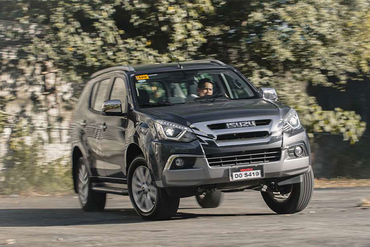 Ngoài ra, hãng xe ôtô Isuzu còn trang bị cho mu-X phiên bản 2018 mâm xe 18 inch lớn hơn trên các bản Prestige, giúp gia tăng sự sang trọng và thể thao, mặt khác bản mu-X B7 vẫn tiếp tục sử dụng mâm 16 inch.