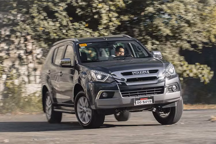 Ngoài ra, hãng xe ôtô Isuzu còn trang bị cho mu-X phiên bản 2018 mâm xe 18 inch lớn hơn trên các bản Prestige, giúp gia tăng sự sang trọng và thể thao, mặt khác bản mu-X B7 vẫn tiếp tục sử dụng mâm 16 inch.