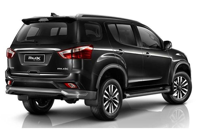 Thay đổi lớn nhất của Isuzu mu-X 2018 nằm ở hệ truyền động, xe có ba phiên bản là B7 1.9 MT 4×2, Prestige 1.9 AT 4×2 và Prestige 3.0 AT 4×4, đi kèm với hai loại động cơ gồm một động cơ dầu diesel 3.0 lít như đời trước nhưng được cải tiến với sức mạnh 177 mã lực và 380 Nm mô-men xoắn, cũng như đáp ứng đủ yêu cầu Euro 4.