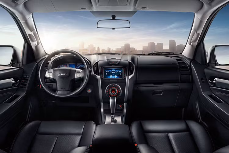 Bên trong xe, khoang cabin của xe chỉ được nâng cấp nhẹ nhàng bằng cách sử dụng các vật liệu cao cấp hơn (ghế, bọc cửa và các bệ tì tay bọc da, ốp gỗ…), đồng thời bổ sung nhiều chi tiết mạ crôm sáng bóng, đèn trang trí ở cửa xe. Isuzu còn đưa thảm lót sàn vào danh sách trang bị tiêu chuẩn của mu-X mới.