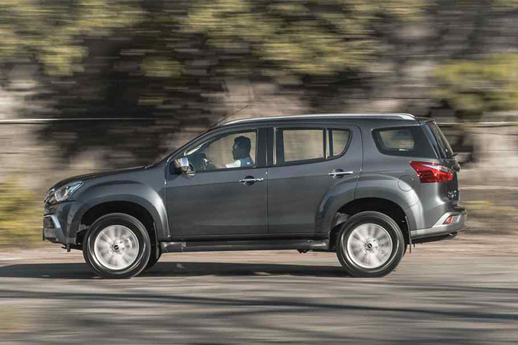 Sự có mặt của mu-X mới sẽ khiến nhiều đối thủ trong phân khúc xe SUV 7 chỗ tại Việt Nam phải cảnh giác, trong đó có cả Toyota Fortuner. Chiếc SUV cỡ lớn của Isuzu được cập nhật nhiều tính năng hiện đại hơn, có thể kể đến như đèn pha bi-LED kèm projector, đèn chạy ban ngày và đèn hậu cũng sở hữu công nghệ chiếu sáng LED hiện đại.