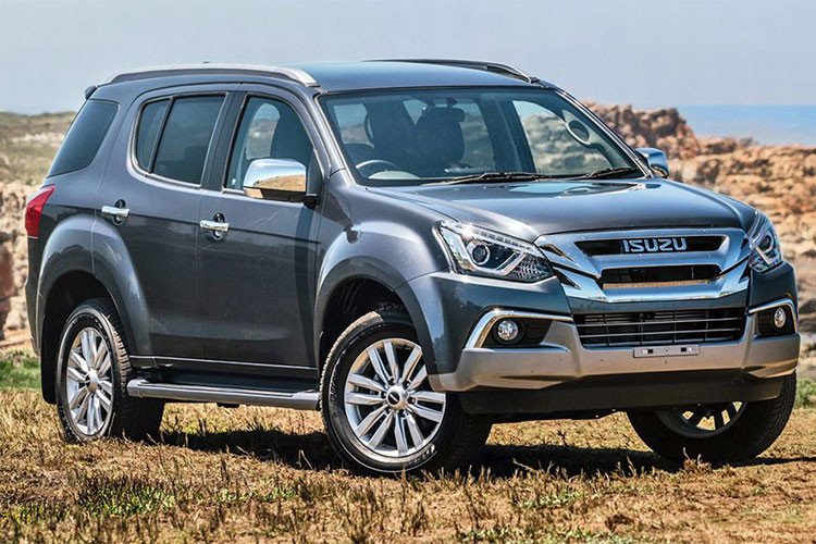 Tại Việt Nam, mẫu xe Isuzu mu-X 2018 mới sẽ được nhập khẩu nguyên chiếc từ Thái Lan và hưởng thuế nhập khẩu 0%, các đại lý chính hãng hiện đã nhận đặt cọc xe Isuzu mu-X 2018 với giá là 820 triệu, 920 triệu và 1,12 tỷ đồng tương ứng với ba phiên bản B7 1.9 MT 4×2, Prestige 1.9 AT 4×2 và Prestige 3.0 AT 4×4. Dự kiến, mu-X mới sẽ chính thức ra mắt vào cuối tháng 8 hoặc đầu tháng 9/2018.