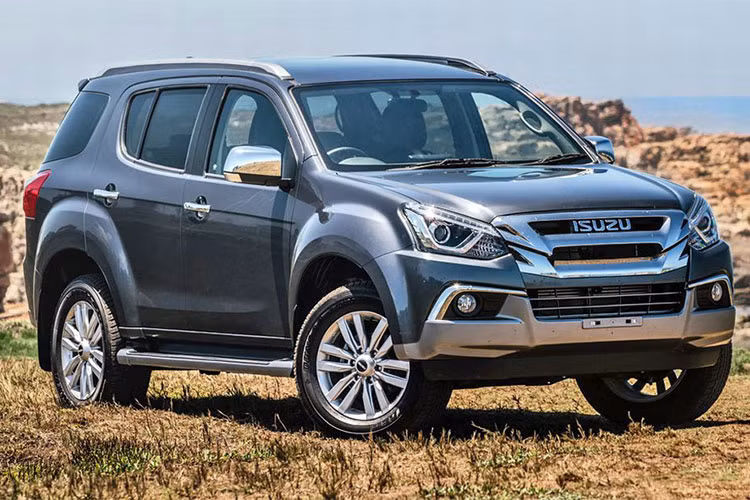 Tại Việt Nam, mẫu xe Isuzu mu-X 2018 mới sẽ được nhập khẩu nguyên chiếc từ Thái Lan và hưởng thuế nhập khẩu 0%, các đại lý chính hãng hiện đã nhận đặt cọc xe Isuzu mu-X 2018 với giá là 820 triệu, 920 triệu và 1,12 tỷ đồng tương ứng với ba phiên bản B7 1.9 MT 4×2, Prestige 1.9 AT 4×2 và Prestige 3.0 AT 4×4. Dự kiến, mu-X mới sẽ chính thức ra mắt vào cuối tháng 8 hoặc đầu tháng 9/2018.