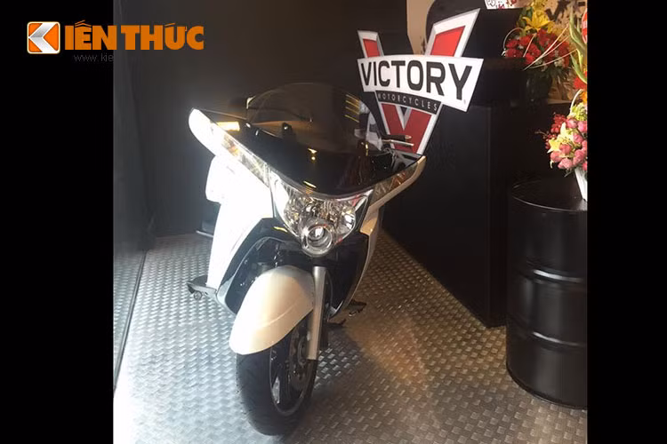 Victory Motorcycles là một hãng xe có tuổi đời còn khá non trẻ, chỉ bắt đầu từ năm 1997. Vào thời điểm đó, Polaris đã lập ra Victory với mục đích tạo ra những chiếc môtô đậm phong cách Mỹ, sử dụng động cơ V-Twin và sản xuất tại Mỹ để cạnh tranh trực tiếp với Harley-Davidson.