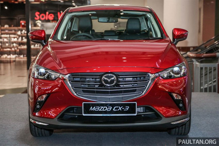 CX-3 phiên bản 2018 dành cho thị trường Malaysia cũng giống như thế giới, nó được làm mới với một số thay đổi ngoại thất đáng chú ý như lưới tản nhiệt mới với các thanh ngang kép mạ crôm nổi bật, hãng xe Nhật cũng sử dụng mạ crôm cho nhiều thành phần khác của xe.