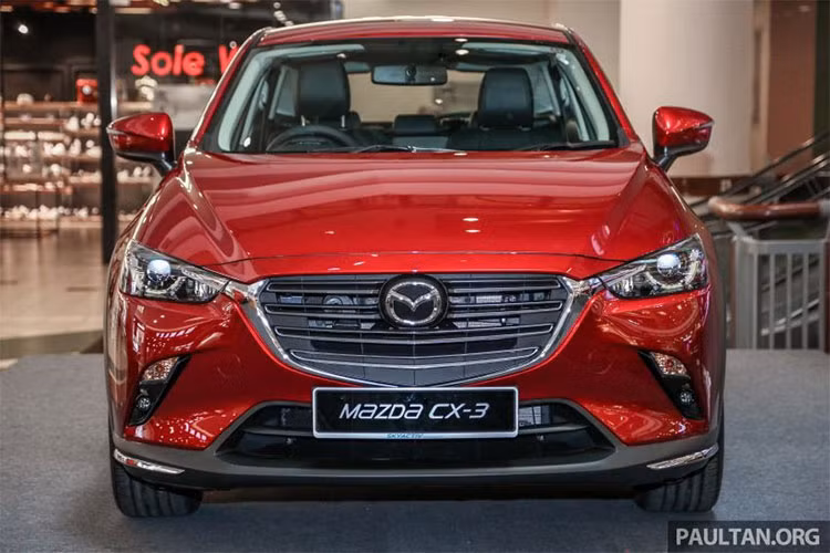 CX-3 phiên bản 2018 dành cho thị trường Malaysia cũng giống như thế giới, nó được làm mới với một số thay đổi ngoại thất đáng chú ý như lưới tản nhiệt mới với các thanh ngang kép mạ crôm nổi bật, hãng xe Nhật cũng sử dụng mạ crôm cho nhiều thành phần khác của xe.