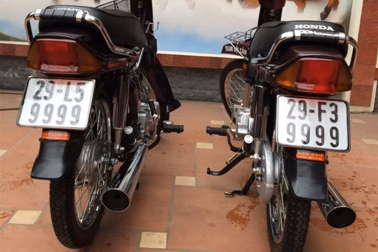 Ngoài ra còn có hai chiếc xe Honda Dream biển khủng là "tứ quý 6 và tứ quý 8". Được biết, để có được những chiếc xe máy "biển độc" này, anh chàng 9x tại Bắc Ninh đã mắt nhiều năm sưu tầm và cũng bỏ ra không ít tiền bạc để có được. Đáng chú là lầ tất cả những chiếc xe này đều mang biển số Hà Nội nên mới có mức giá cao như vậy.