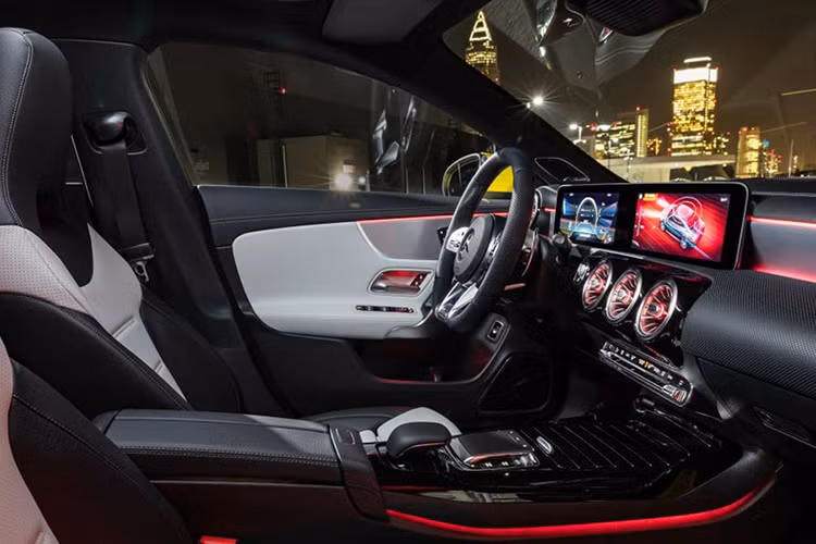 Bên cạnh đó, khách hàng cũng có thể tuỳ chọn 3 kiểu hiển thị màn hình như: Cổ điển, Thể thao và Supersport đi kèm 64 tuỳ chọn đèn viền nội thất. Mercedes-AMG cũng trang bị cho xe hàng loạt các tính năng an toàn tiên tiến như: hỗ trợ phanh chủ động, hỗ trợ lái bán chủ động, hỗ trợ giữ làn đường, cảnh báo điểm mù và nhận biết biển báo giới hạn tốc độ,...
