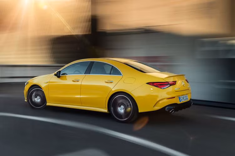 Mercedes-AMG CLA 35 4MATIC có khả năng tăng tốc từ 0-100km/h chỉ 4,9 giây trước khi đạt tốc độ tối đa 250km/h. Mức độ tiêu hao nhiên liệu theo công bố của Mercedes-Benz là 7,3L/100km. Ngoài ra, xe còn có 5 chế độ vận hành khác nhau gồm: "Slippery", "Comfort", "Sport", "Sport+" và "Individual'', với lẫy chuyển số sau vô lăng.