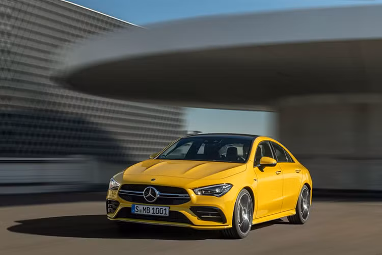 Tiếp nối sau phiên bản tiêu chuẩn CLA 200 2019 (C118), Mercedes-Benz mới đây đã trình làng biến thể hiệu năng cao đầu tiên trong “gia đình” CLA-Class 2019, chiếc Mercedes-AMG CLA 35 4MATIC Coupe 2019 hoàn toàn mới. (CLA còn có biến thể Shooting Brake).