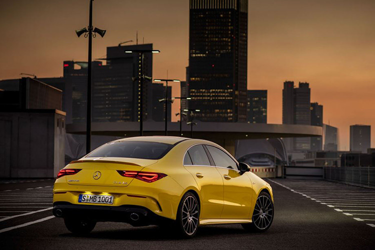 Ngay phía bên dưới là các hốc hút gió cỡ lớn với các cánh khí động học được mạ chrome đẹp mắt. Cụm đèn hậu được thiết kế thọn gọn và thanh mảnh kéo dài xuyên suốt từ thân xe vào sâu bên trong cốp sau. Hệ thống ống xả kép AMG với âm thanh uy lực, tạo sự phấn khích hơn khi cầm lái.