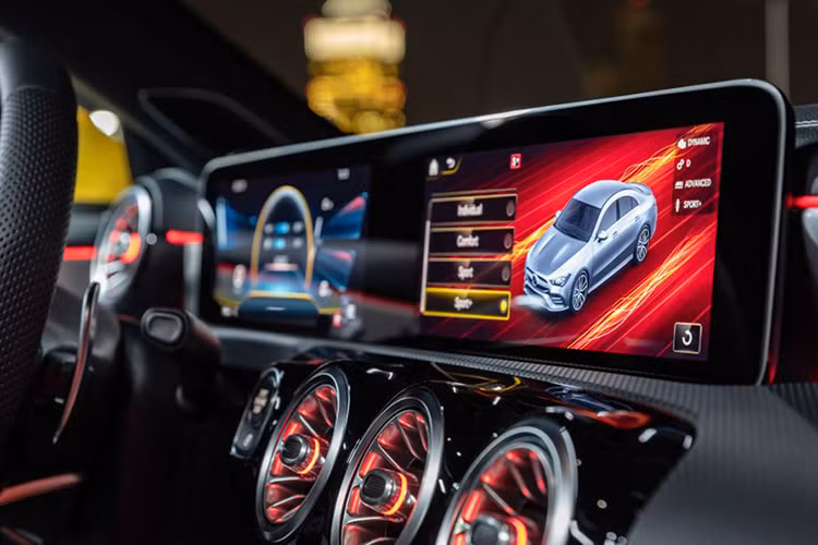 Ngoài ra là hệ thống lưu trữ dữ liệu lái xe AMG TRACK PACE giúp ghi lại hơn 80 thông số như: tốc độ, khả năng tăng tốc,…từ đó đưa ra các tư vấn giúp người lái cải thiện thành tích trên đường đua.