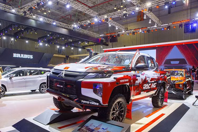 Ngoài XFC Concept, mẫu xe đua AKA Triton Race Car từ đội đua AKA Racing cũng là tâm điểm của khu trưng bày MMV tại VMS 2022. Dưới sự bảo trợ của Mitsubishi Motors Việt Nam, AKA Triton Race Car sẽ cùng đội đua AKA Racing tranh tài ở giải đua ASIA CROSS COUNTRY RALLY diễn ra tại Thái Lan và Campuchia từ ngày 21 đến 26/11/2022.