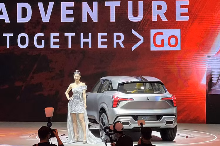 Xe đảm bảo sự an toàn, vững tâm trên mọi hành trình, ngay cả những cung đường gồ ghề hoặc ngập lụt do mưa lớn. Chế độ lái Đường trơn trượt lần đầu tiên được giới thiệu trên một mẫu xe Mitsubishi Motors, phù hợp với nhu cầu của các nước Đông Nam Á, tạo nên sự an toàn vượt trội trên những cung đường ngập nước khi mưa lớn bất ngờ.