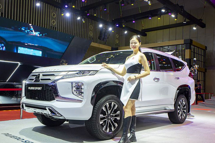 Đến với gian hàng của Mitsubishi Motors Việt Nam năm nay, khách hàng cũng sẽ được chiêm ngưỡng những mẫu xe khác như: Mitsubishi Outlander, Mitsubishi Pajero Sport và Mitsubishi Attrage. Sở hữu khả năng vận hành êm ái, cách âm vượt trội, nội thất rộng rãi, Mitsubishi Outlander là người bạn lý tưởng cho sự tận hưởng trọn vẹn trên mọi hành trình. 